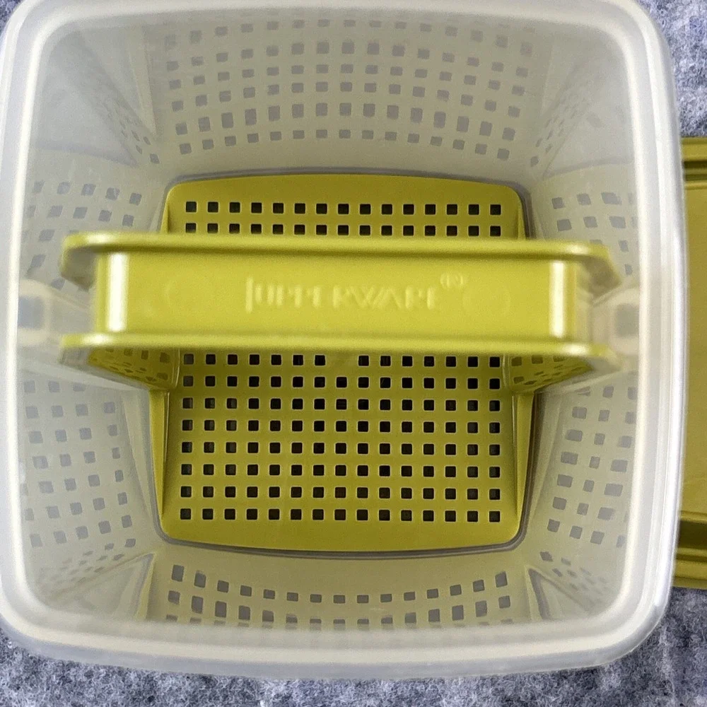 Tupperware Pick A Deli Pickle‎ Keeper Green Storage Container 1560-7 Lid 1562-3